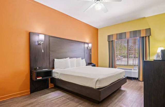 Accessible 1 King Bed Easy Access & Comfort at Wildwood Inn