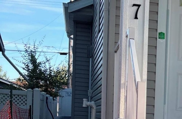 Cozy 2-Bedroom Basement Suite | Private Entrance | Pet-Friendly