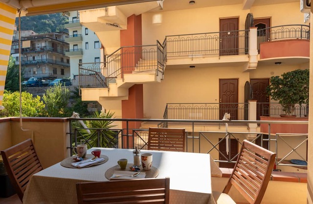 Apartment 'Vacanza Gliaca' with Sea View, Balcony and Air Conditioning