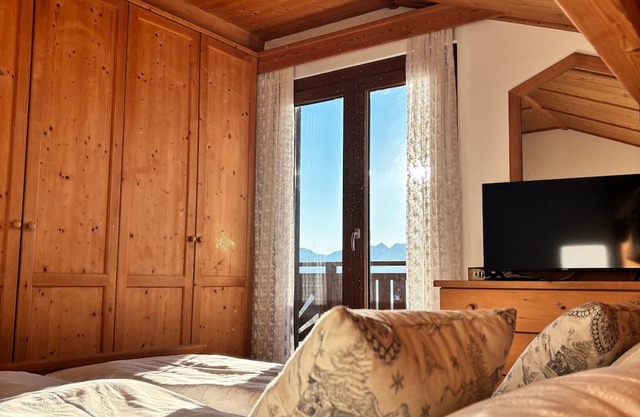 Apartment 'Holzsuite' with Mountain View, Balcony and Wi-Fi