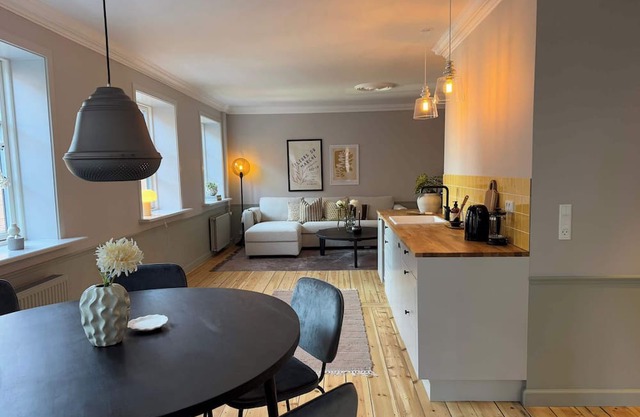 Upscale 3BR Apt Summa