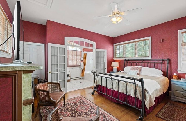 Lancaster Carriage House w/Fireplace & Jacuzzi