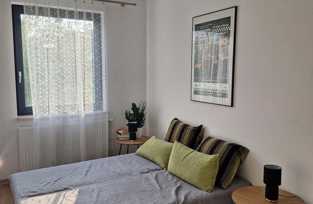 Cichy apartament z balkonem i prywatnym parkingiem