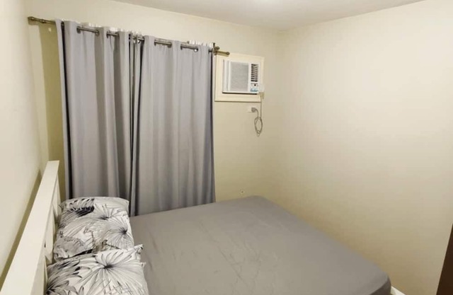 7F Cozy 2BR Condo - Central Location
