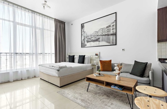 Silkhaus Hydra Avenue | Large Studio by Reem Park
