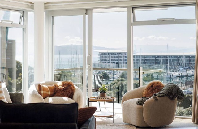 Sailor's View - 3 bedroom/2 bathroom waterfront apartment with car park