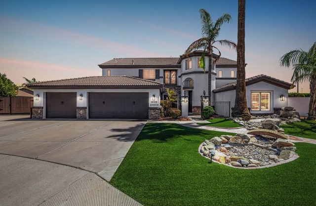 Spacious 6-bedroom Tropical Paradise with Activites Galore!