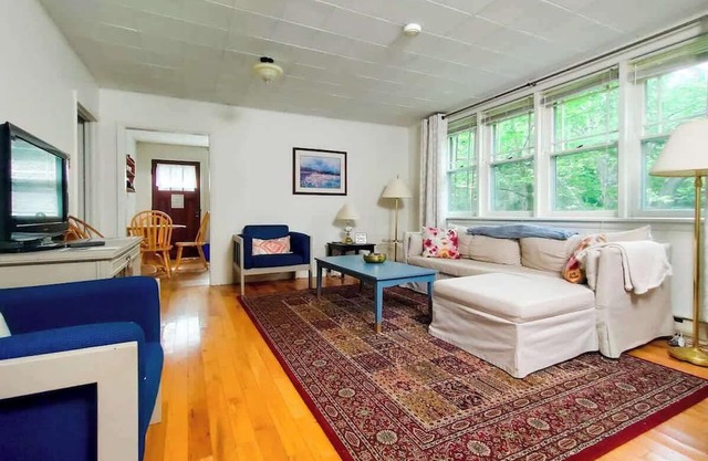 Cobblestone 2-Bedroom Cottage #2 "Graham"