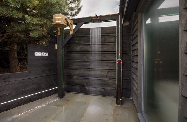 Olive Tree Lodge - sleeps 2 guests in 1 bedroom