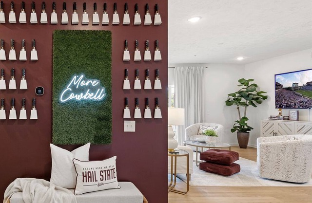 Walk to Davis Wade Stadium, Pet Friendly, King Bed