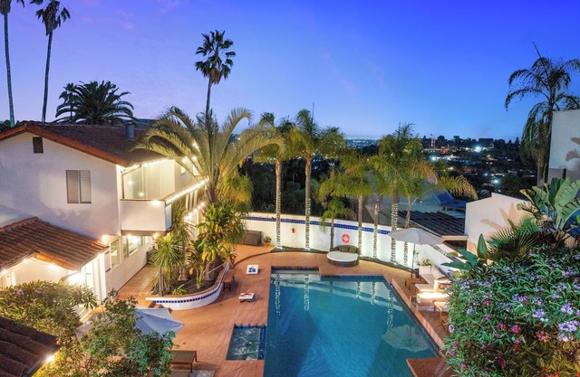 Luxury 5BR Villa - Pool, Spa, Movie Theater, Game Room, Bar, & Outdoor Dining