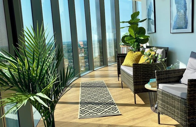 Skyline Views, Boutique 2-Bed, 2-Bath, West London Apartment