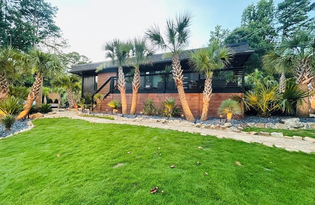 Spacious 4-bedroom estate in Atlanta with Outdoor Fitness Area,Pool & Waterfall.