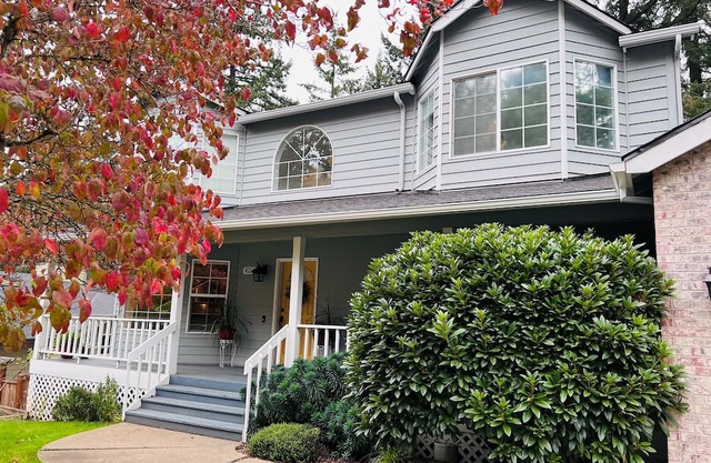 The Crest and Bella Estates- Sleeps up to 21!
