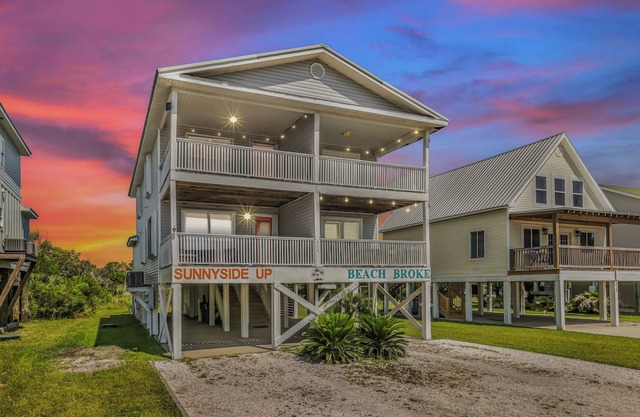 Full Duplex - Prime Spot! Walk to Beach, Shops