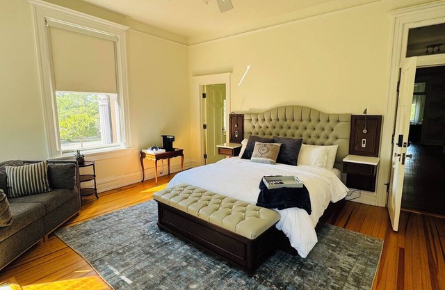 Dogwood Suite- Truitt Vanderbilt - King bed with bath and bistro