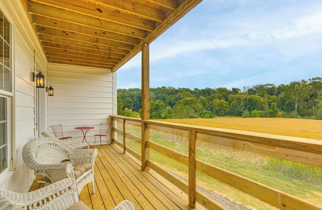 Updated Farmhouse < 2 Mi to Historic Middletown!