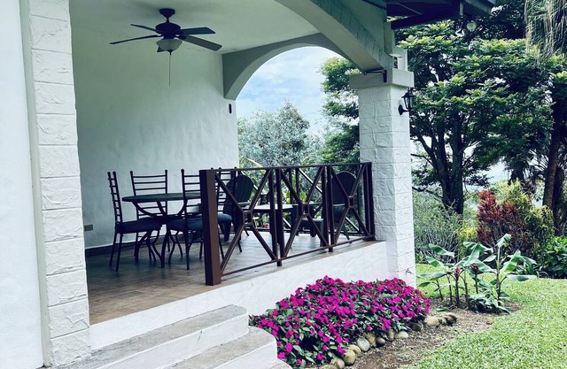 Charming 1-bedroom house in fabulous Boquete with AC and beautiful views.