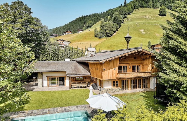 Luxe Ski Chalet - Private Pool, Sauna, Home Theater, Game Room, Panoramic Views
