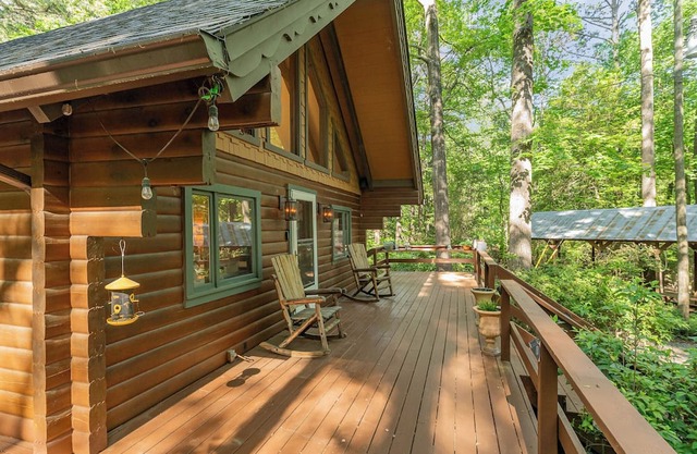 Cozy 2-bedroom cabin in charming Pittsboro with fitness room, AC