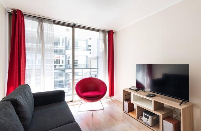 Urban Red 2BR W/Wifi, Tv, Pool & Gym