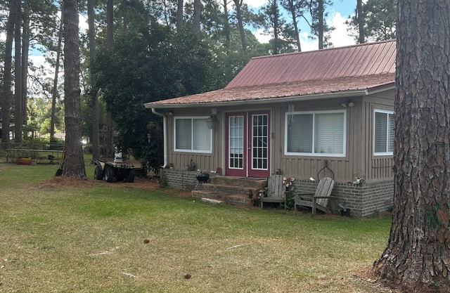 Chic bungalow with everything you need in Statesboro