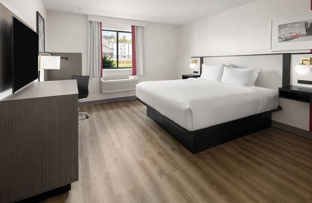 Clean 1 King-Bed Room in York just off I-83 Hershey