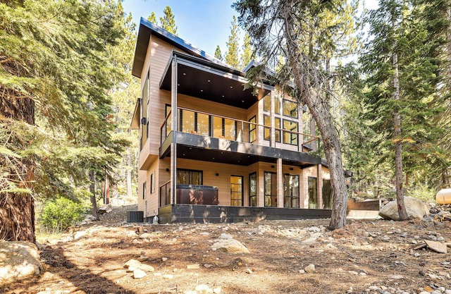 4 Mi to Soda Springs Resort: Hot Tub Hideaway!
