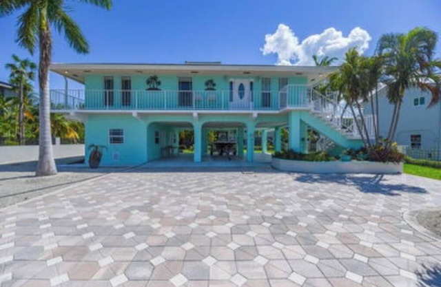 Beautiful 3 bedroom 2 bath pool house close to Key West
