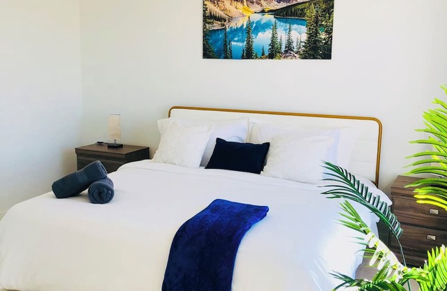 3BR,8ppl,KingBeds,HotTub,FREEparking,MountainView
