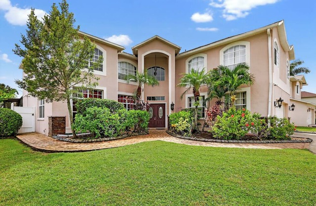 Tampa Luxury Estate: Pool, Theater, Fire Pit & Game Room- Sleeps 14+ in Brandon