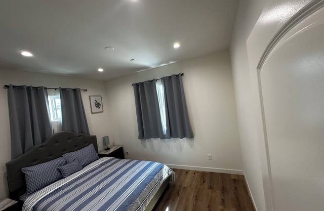 Marvelous 6-bedroom house with AC in Los Angeles.