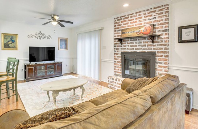 23 Mi to NOLA: Cozy & Quaint Destrehan Townhome