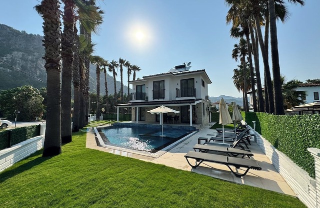 Villa Breeze Luxury 4BR Villa River 50m