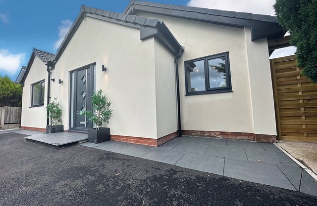 House in Hale With Hot Tub