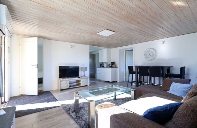 5 Beds - Premium Home - Free Parking - Wifi