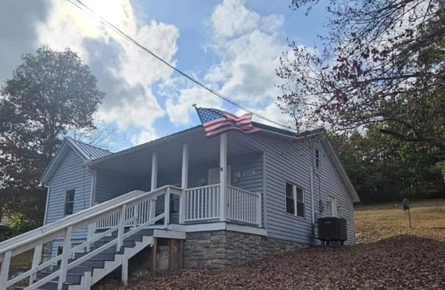 Mountain Charm Retreat - 2 BR House - Minutes to Downtown Cumberland & Potomac