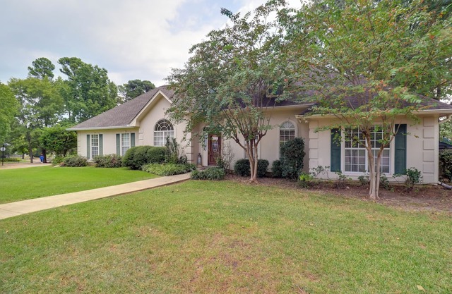 Spacious Suburban Home w/Pool Access in Ridgeland