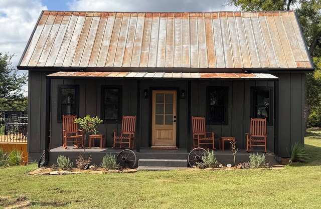 Emma Sue-walking distance to Red River Station