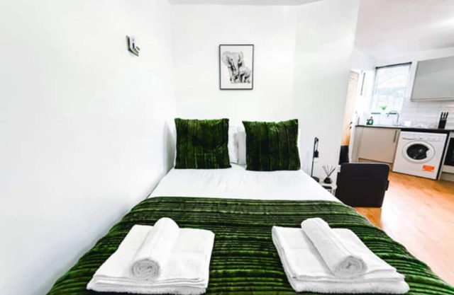 Chic studio, sleeps 2, free parking