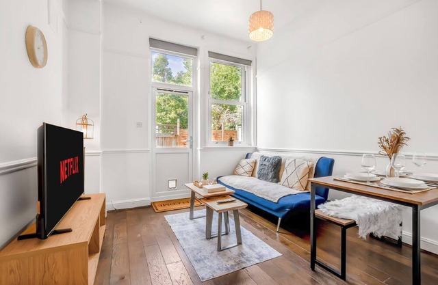 Modern 2BR Flat|Terrace|Free Parking|Rail Station