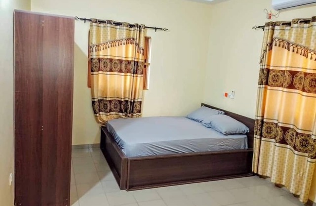 Cozy 1-bedroom apartment in beautiful Lomé with AC and internet.
