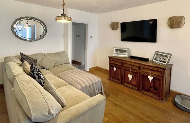 4 Bedroom House, Sleeps 8- Hot Tub, Pets, Parking