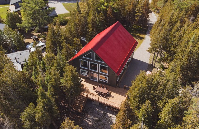 FreyBear - Luxury Lakefront to Lakehuron & Hot Tub