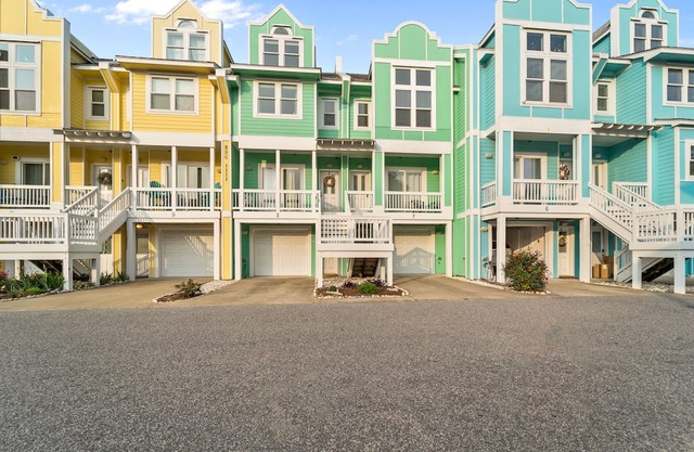 3BR dog-friendly home near beach with decks & pool