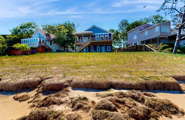 Bay-view 1BR with outdoor shower and fishing access
