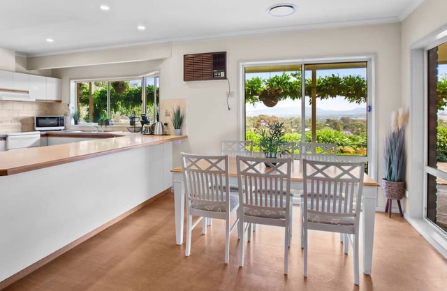 Monkey Gully Retreat - Mansfield - Sleeps 9