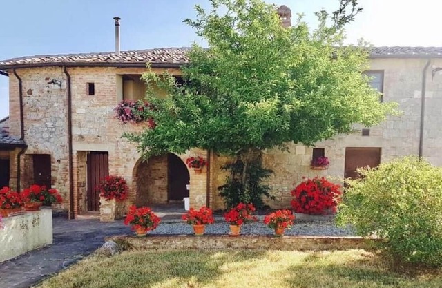 Charming farmhouse with private pool and panoramic view of Siena