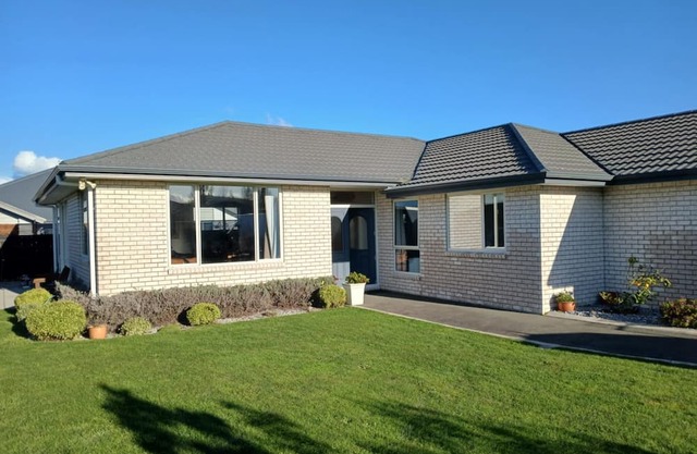 Brightwater Beauty - Spa, BBQ, Trampoline & Pet Friendly!