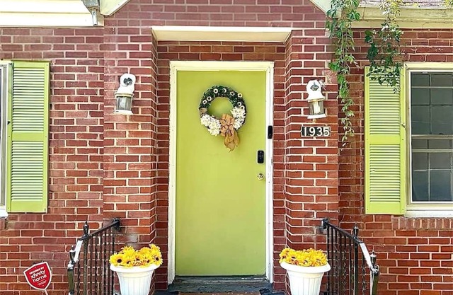 Hot Tub 8 min to Downtown & Airport Sleeps 6